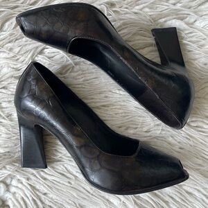 Donald J Pliner Croc Embossed Patent Leather Peep Toe Curved Heel Pumps Size 7